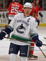 450px-blackhawks_vs_canucks_102010_-_henrik_sedin_crop