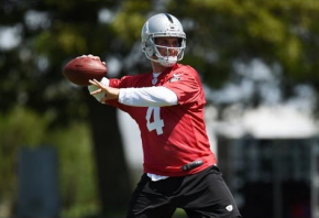Raiders QB Derek Carr throwing a pass in practice.