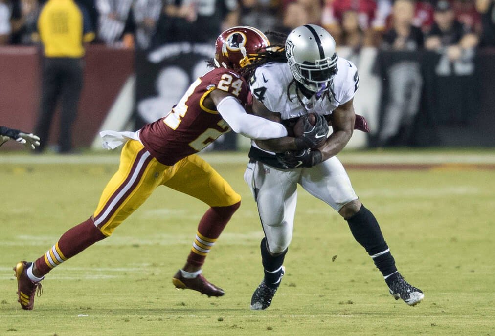 Marshawn Lynch carries the ball vs Washington
