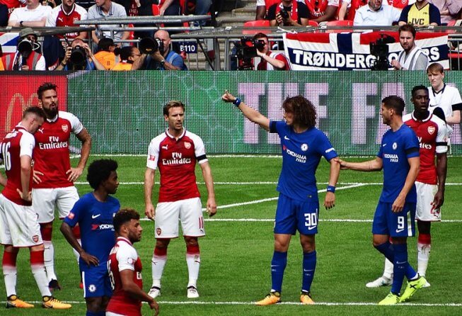 Chelsea defends against Arsenal.