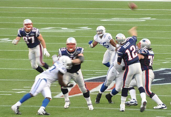 Tom Brady finds Rob Gronkowski
