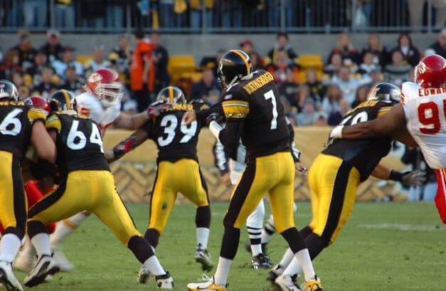 Steelers QB Ben Roethlisberger throwing a pass