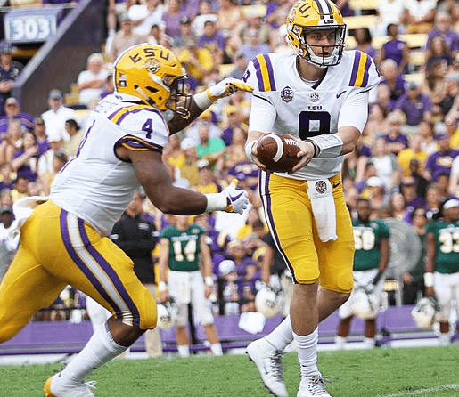 LSU QB Joe Burrow handing the ball off