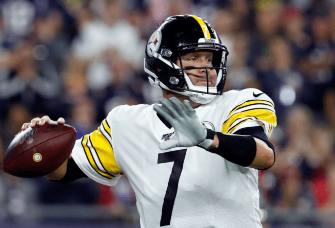 Ben Roethlisberger throwing a pass