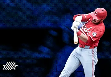 Un jugador de la MLB golpeando un balón de béisbol en un fondo azul