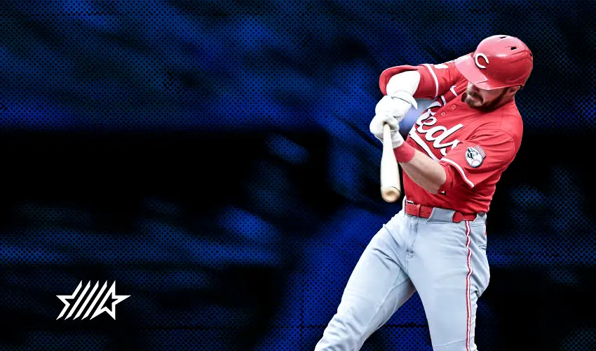 Un jugador de la MLB golpeando un balón de béisbol en un fondo azul